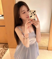 淡藍色調下的絕美背影  氣質女神「詩詩」：極致奢華的私密邂逅，帶你領略高端優雅的