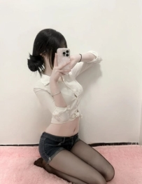 小月 159／C奶 白襯衫黑絲跪姿 24歲清純小隻馬 等你叫她「老婆」